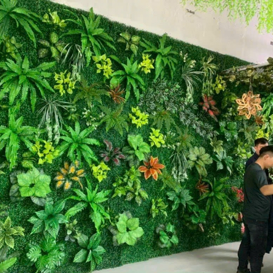 Thi công tường cỏ 04